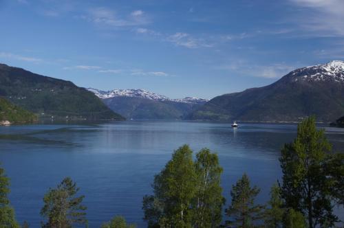 Blick von Kinsarvik auf den Utnefjorden
