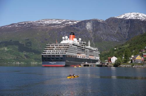 bei Olden am Innvikfjorden