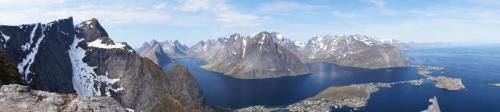 Panorama-Schwenk vom Reinebringen über Kjerkfjord, Reine und Reinefjord vor der Lofotenwand