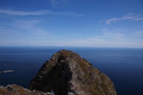 Reinebringen mit Blick über den Festfjord zum Festland