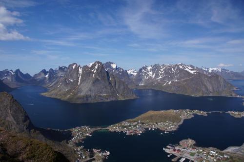 Blick vom Reinebringen: Kjerkfjord, Reine und Reinefjord vor der Lofotenwand