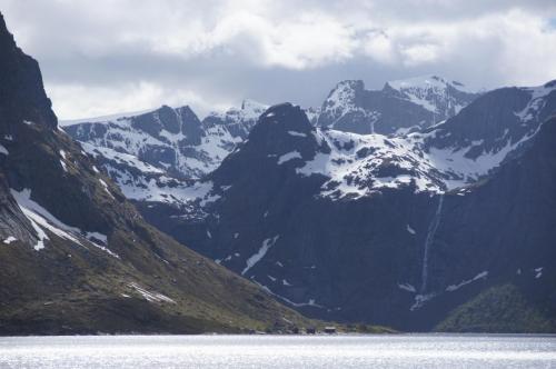 Blick vom Kjerkfjord zum Hermannsdalstinden