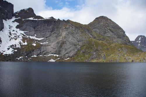 Reinevatnet unterhalb des Reinebringen