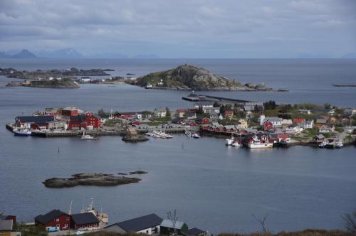 Blick vom Reinevatnet auf Reine 