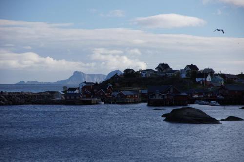 Abendstimmung in Å, im Hintergrund die Insel Værøy