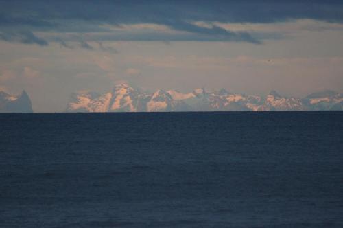 Blick von Sørvågen auf die in der Abendsonne liegenden Berge des Festlands