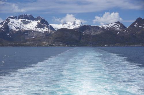 Blick von der Fähre zurück auf Moskenesøya mit dem Herrmannsdalstinden