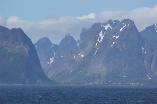 Blick von der Fähre zurück auf Reine und die Lofotenwand