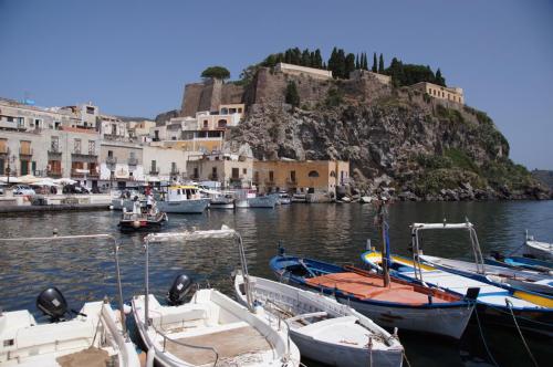 Hafen von Lipari mit Akropolis