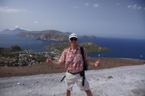 am Kraterrand des Gran Cratere - Blick nach Norden über Vulcano, Lipari, links im Hintergrund Salina, rechts Panarea und daneben im Dunst der Stromboli