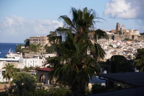 Hotel Mea: Blick von unserem Balkon auf Lipari-Stadt