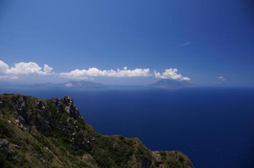 Panarea - Blick von der Punta del Corvo (421m) nach Westen mit den Inseln  Vulcano, Lipari, Salina und Filicudi (von links nach rechts) 